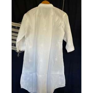 Longue robe de plage blanche brodée sur fond blanc avec boutons sur le devant - Product Image 4