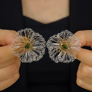 Pendientes de Flores Hechos a Mano, Diseño Francés Elegante y Exclusivo, Joyería Floral Delicada, Regalo Estético Etéreo para Ella - Product Image 2