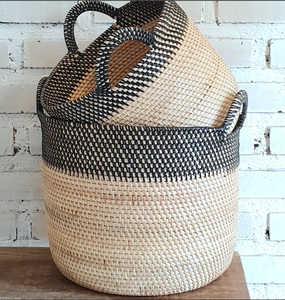 Juego de 2 Cestas de Almacenamiento de Ratán Marrón de Sisu Handicraft, Diseño Simple Ecológico, con Asa Recortada, Forma Cuadrada, Multiusos - Product Image 1