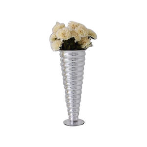 Vases à fleurs décoratifs faits à la main pour la maison et le jardin en plein air Vases à fleurs en aluminium brillants et polis pour décoration de fête de mariage et de maison - Product Image 3