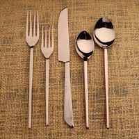 Un ensemble de couverts en cuivre complète toute mise en place de table, du minimalisme moderne au style décoratif classique, fabriqué de manière exceptionnelle en Inde.