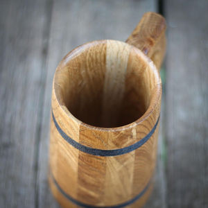 Chope à bière en bois naturel poli de taille personnalisée avec poignée pour les tables de décoration de fête. - Product Image 1