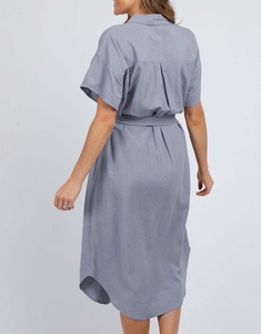 Robe chemise décontractée en lin et coton pour femme, manches courtes, boutonnée sur le devant, longueur midi, ourlet asymétrique, taille nouée, couleur unie naturelle - Product Image 3