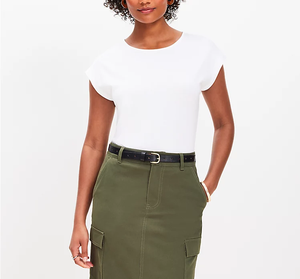 Camiseta de mujer de cuña moderna con mangas casquillo y cuello redondo de fabricante de muestra gratis - Product Image 2