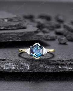 Plata de Ley 925, chapado en oro amarillo, triángulo, moissanita, corte hexagonal, alejandrita, bisel de compromiso, anillo de bodas de tres piedras - Product Image 6