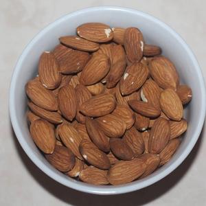 Almendras Asadas y Ahumadas a Granel, Bocadillo Crujiente de Calidad |   Almendras Crudas Naturales con 99.5% de Pureza y Bajo Contenido de Humedad para Leche de Almendras - Product Image 1