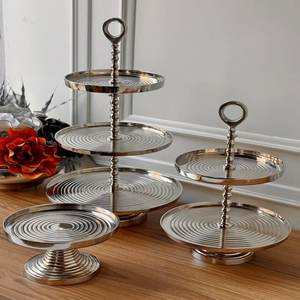 Support de gâteau en aluminium fabriqué à la main décorations de fêtes de mariage chromé fabriqué en inde pour les fêtes de mariage produit du fournisseur - Product Image 1