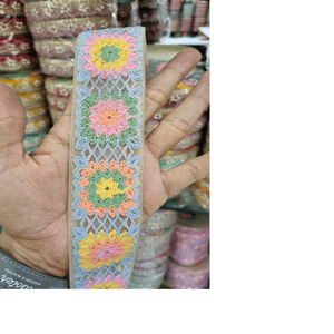 Floral brodé sur mesure en couleur unique avec fil multicolore à des fins diverses en taille de 1.25 pouces. - Product Image 1