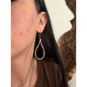 Pendientes colgantes de perlas hechas a máquina con forma geométrica de turquesa Kingman y cobre, estilo Navajo, con colgante graduado - Product Image 2