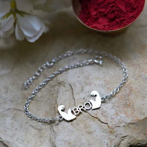 Arihant Gems & Jewels - Pulsera Elegante de Plata 925 Unisex con Dijes de Moda para Hermanos/Suegros para Rakshabandhan - Product Image 3
