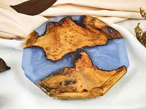 Elegante plato de madera y resina, mezcla de encanto natural con estilo moderno, perfecto para servir, cenar o exhibir. - Product Image 6