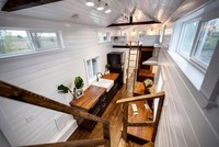 Mint Tiny Homes, édition Loft personnalisée de 34 pieds, armoires foncées et quincaillerie dorée