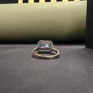 แหวนแต่งงานสแตนเลสประดับเพชรธรรมชาติสีน้ำเงินสดใส ดีไซน์หรูหราทันสมัย เหมาะสำหรับทั้งชายและหญิง ของขวัญสำหรับงานปาร์ตี้ พร้อมใบรับรอง IGI - Product Image 5