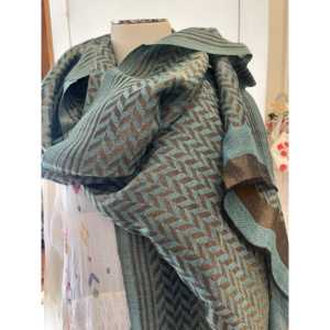 Bufanda de lana de invierno con diseño de zigzag y zari para niñas, estilo liso de punto largo con diseño de pulverización - Product Image 1