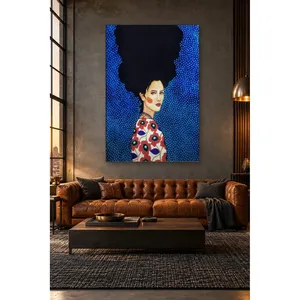 Impresión en Lienzo de Fida: Mujer con Blusa con Estampado de Amapolas sobre Fondo de Puntos Azules - Product Image 5