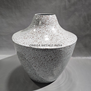 Últimos diseños Jarrón de metal de bronce envejecido con textura tallada intrincada y forma elegante alta para espacios de vida elegantes - Product Image 6