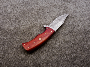 Cuchillo de Hoja Fija de Acero de Damasco Personalizable con Funda Vertical, Cuchillo de Caza y Camping de Espiga Completa con Mango de Madera Roja - Product Image 4
