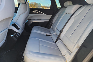 Cadillac Lyriq 2024, Tracción en las Cuatro Ruedas, Lujo, Bajo Kilometraje, Auto Eléctrico, Caja de Cambios Automática, Autonomía de 601-700 km, Batería de 110 kWh - Product Image 3