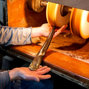 Chausse-pied en corne de buffle naturelle authentique avec un design artisanal traditionnel de luxe pour la chambre à coucher, le placard et les voyages - Product Image 1