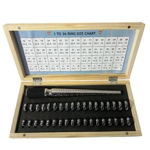 Juego de Medidores de Anillos de Boda JIPSY con Agarre de Goma Superior, Mandril de Aluminio y Medidor de Tallas de Anillos en Caja de Madera - Product Image 2