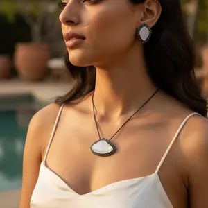 Bague en diamant précieux et nacre pour la collection de bijoux élégants pour femmes - Product Image 1