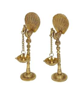 Paire de Diyas suspendues en laiton jaune antique de 9 pouces, motif paon, pour la décoration intérieure et la Pooja pour Diwali et les occasions d'anniversaire - Product Image 1