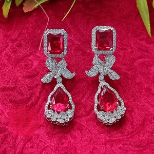 ต่างหูประกายเพทายชุบเงินประดับมุกสำหรับงานปาร์ตี้และปาร์ตี้เครื่องประดับแฟชั่นประดับด้วยหินเพทาย - Product Image 1