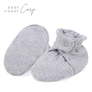 Chaussons en coton biologique pour nourrissons, chaussons chauds et doux, chaussures ajustables de style occidental pour nouveau-nés pour l'automne - Product Image 1