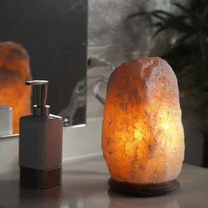 Lámpara de sal del Himalaya hecha a mano con tema de amor, control de atenuación de tallado de precisión y Base de madera, artesanía de decoración natural para el hogar - Product Image 1