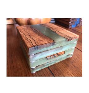 Posavasos único de madera y resina para escritorio y mesa Color y forma personalizados Posavasos hechos a mano Piedra - Product Image 1
