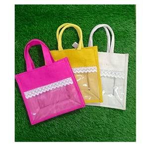 Nouveau style de mini sacs fourre-tout en jute respectueux de l'environnement fenêtre en PVC transparent garniture en dentelle OEM toile de jute recyclable à faible quantité minimale de commande pour les festivals - Product Image 1