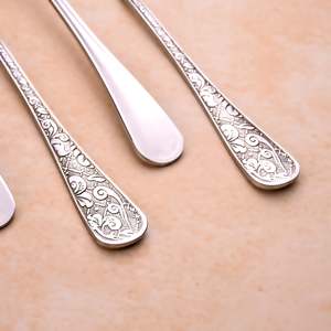 Ensemble de 4 fourchettes en métal argenté de luxe Lustre Bloom - Fourchettes durables pour salade et dessert, pour la maison et la table - Product Image 3