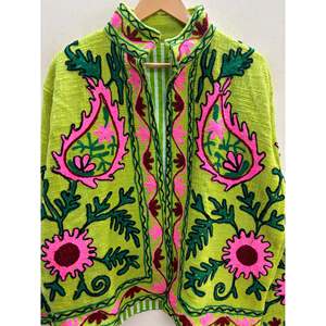 Veste en coton brodée à la main de style Suzani, motif floral vert citron et vert mousse avec touches rose, idéale pour le printemps - Product Image 2