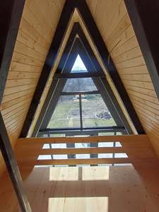 Villa moderne en bois de type A-frame avec de grandes fenêtres en verre et un revêtement extérieur jaune pour la vie en plein air - Product Image 6