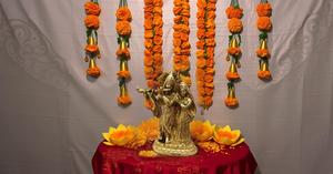 พระกฤษณะทองเหลืองพร้อมประติมากรรมนกยูงดีไซน์ทันสมัยยืนบนบัลลังก์สำหรับสำนักงานที่บ้านหรือสัญลักษณ์ของวัดเพื่อพระเจ้าแห่งความรัก - Product Image 3