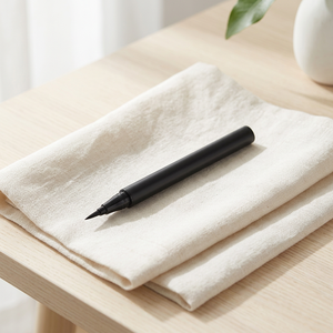 Stylo Eyeliner Liquide Précis Coréen Noir avec Capuchon Automatique pour une Finition Anti-Bavures et Imperméable CLICKA LM101 - Product Image 1