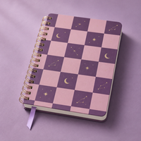 Carnet LABON personnalisé motif échiquier céleste violet rose, couverture rigide, spirale métallique dorée, pages lune croissante et étoile à huit branches, ruban