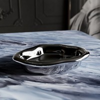 Plateau de rangement décoratif moderne en céramique argentée de 27 cm, avec forme irrégulière, technique de courbes, thème abstrait et idéal pour un cadeau