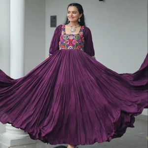 Vestido de seda elegante de diseñador indio Navratri para mujer, vestido largo con espejo, borde de encaje, ropa de fiesta de estilo pakistaní indio - Product Image 1