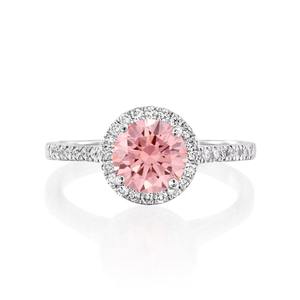 Anillo de Compromiso con Diamante Cultivado en Laboratorio de Corte Redondo de 4.50 Quilates, Color Rosa Intenso, Engaste de Puntas con Pavé y Piedras Laterales, Oro Blanco de 18K - Product Image 5