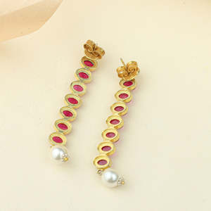 Anokhi ต่างหูมุกทับทิมสีทอง - Product Image 5