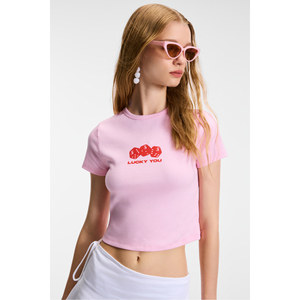 ETHIQUET NOVELLE Camiseta corta con estampado frontal y manga corta con cuello redondo para mujer - Product Image 1