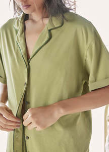 Chemise de nuit décontractée d'été pour femme en coton 100% respirant et écologique, couleur vert forêt, avec dentelle et manches courtes - Product Image 2