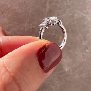 Bague de fiançailles pour femme avec diamant synthétique (cultivé en laboratoire) ovale certifié IGI de 1,00 ct, pierres latérales marquise D-E-F VVSVS, Nouveauté ! - Product Image 4