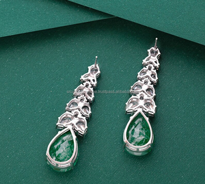 Superbes boucles d'oreilles en forme de poire de haute qualité en argent sterling S925 plaqué or 18 carats avec moissanite pour femmes - Product Image 4