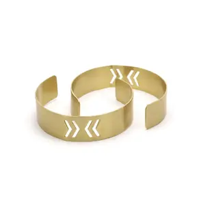Bracelet manchette à la main en laiton design martelé design de vie femmes mode Bracelet Bracelet manchette taille personnalisée - Product Image 1