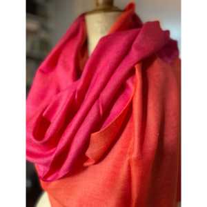 Tela de Lana Merino Fina, Color Rosa Intenso, Colección de Invierno - Product Image 1