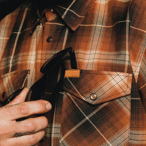 Chemise en flanelle classique pour homme, design à double boutonnage, tissu doux et durable pour un port décontracté en extérieur, offrant un confort chaud et durable - Product Image 5