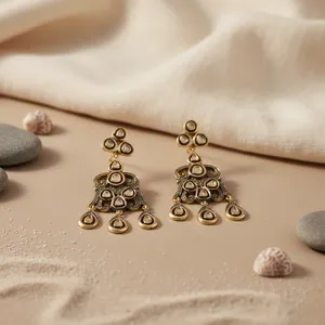 Boucles d'oreilles pendantes en forme de larme plaquées or 18 carats avec diamant et perle, style vintage, motif de boule, clous pour mariage - Product Image 2