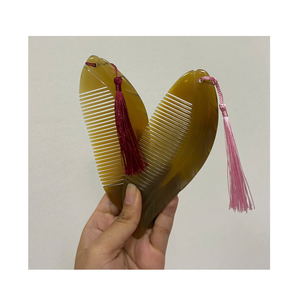 Peigne en corne de buffle avec vernis lisse, artisanat traditionnel fait à la main pour des cheveux sains, logo personnalisé disponible pour la vente en gros - Product Image 4